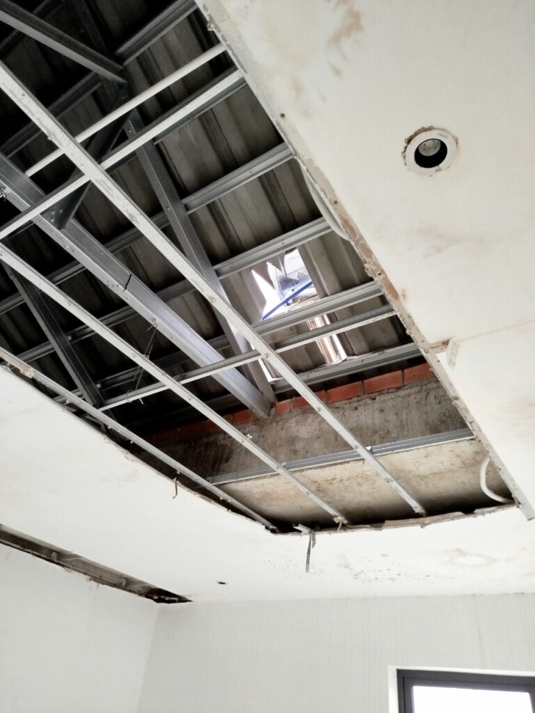 mưa dột mái ngói phải làm sao