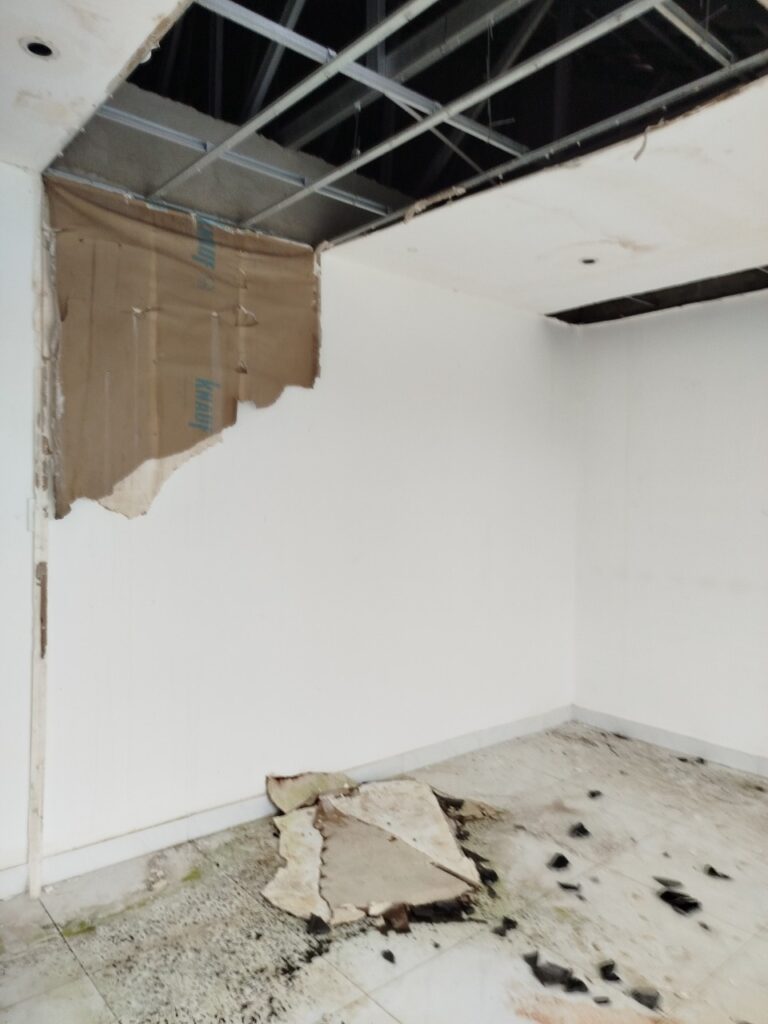 trời mưa là nhà dột